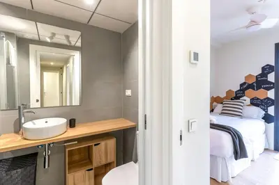 Cama o camas de una habitación en Genoveses Suites, 3 Hab, garaje, piscina, solárium y WiFi