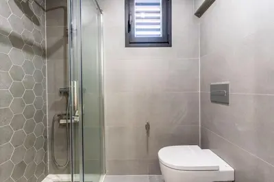 Un baño de Genoveses Suites, 3 Hab, garaje, piscina, solárium y WiFi