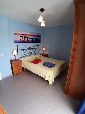Cama o camas de una habitación en casa con cochera