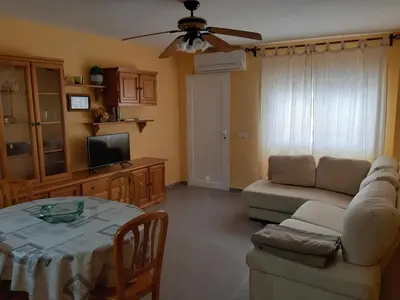 Zona de estar de casa con cochera