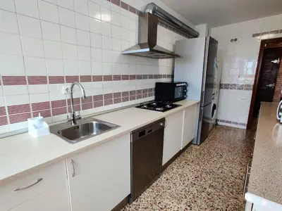 Una cocina o zona de cocina en Piso cerca Playa con 2 duchas y 5 Aires Acondicionados