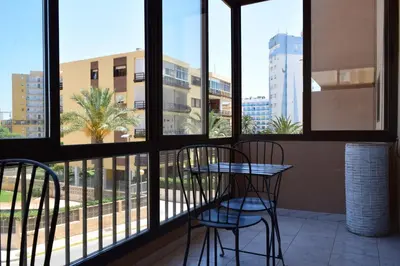 Un balcón o terraza de Luminoso apartamento que tiene amplia terraza, gran piscina y a 4 min de la playa