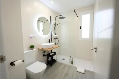 Un baño de Paseo Marítimo - Apartamento a estrenar, a pie de playa, con 2 baños