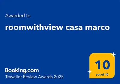 Certificado, premio, señal o documento que está expuesto en roomwithview casa marco