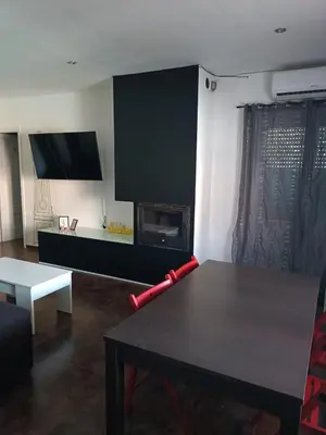 Una televisión o centro de entretenimiento en La Casa de Maia