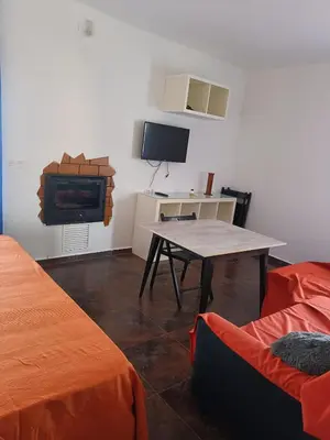 Una televisión o centro de entretenimiento en La Casa de Maia