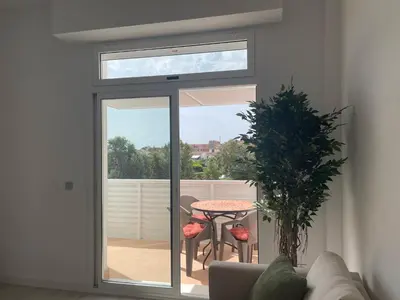 Un balcón o terraza de Lichtrijk appartement 400m van de zee met zwembad.