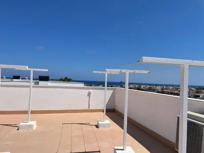 Un balcón o terraza de Lichtrijk appartement 400m van de zee met zwembad.