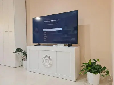 Una televisión o centro de entretenimiento en Villa Romana con piscina privada y vistas al jardín