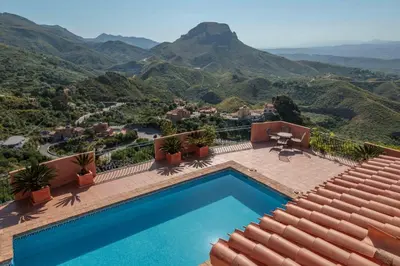 Vista general de una montaña o vista desde la villa
