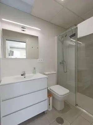 Un baño de Los Santos 2 Suites, playa a 1 min, 2 Hab, WiFi y Aire acondicionado