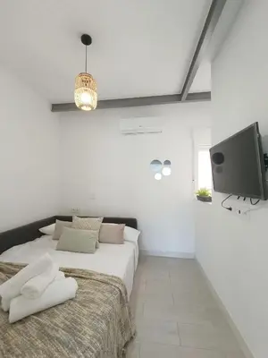 Cama o camas de una habitación en Los Santos 1 Suites, playa a 1 min, 1 Hab, WiFi y Aire acondicionado