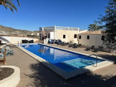 Piscina en o cerca de Cortijo La Cueva