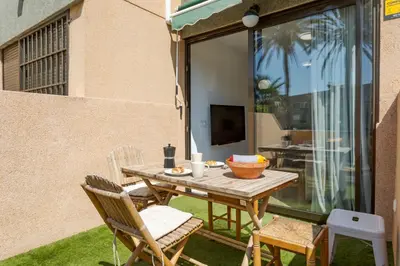 Un patio o zona al aire libre en BAJO primera línea playa, Retamar, Cabo de Gata