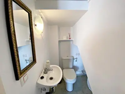 Un baño de Fuentemar Duplex - WiFi, terraza & piscina comunitaria