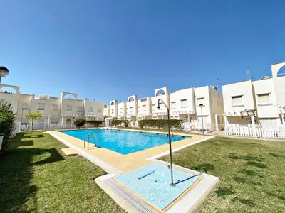Piscina en o cerca de Fuentemar Duplex - WiFi, terraza & piscina comunitaria