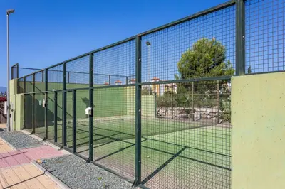Instalaciones para jugar a tenis o squash en Casa Vera del Sol o alrededores