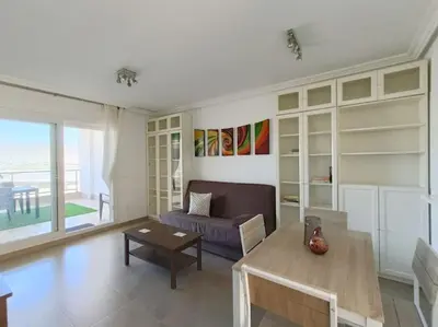 Zona de estar de Mar y Sal 11 Suites, gran terraza con vistas al mar, 2 Hab y piscina