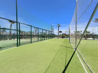 Instalaciones para jugar a tenis o squash en Mar y Sal 12 Suites, gran terraza con vistas al mar, 2 Hab, garaje y piscina o alrededores