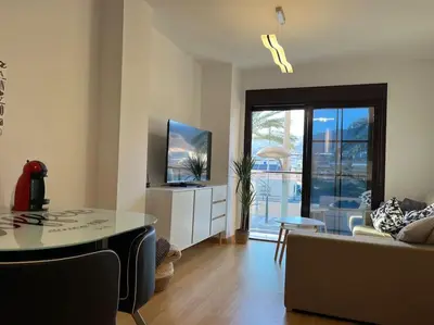 Una televisión o centro de entretenimiento en Apartamento en Roquetas de Mar II