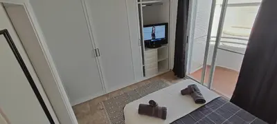 Una televisión o centro de entretenimiento en BeachHouseVeraPlaya