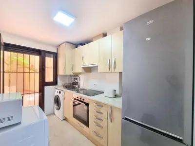 Una cocina o zona de cocina en Apartamento con piscina, urbanización privada by AlohaPalma