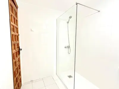 Un baño de Apartamento 3 habitaciones a estrenar en Playa Zapillo Almería