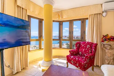 Una televisión o centro de entretenimiento en Oasis Frente al Mar, Céntrico y con Parking - By Aloha Palma