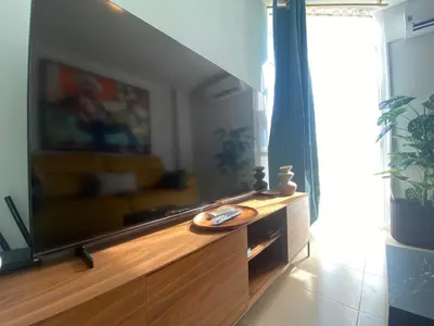 Una televisión o centro de entretenimiento en Pura Vida
