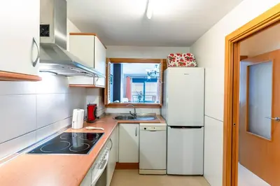 Una cocina o zona de cocina en Apartamento familiar, a 5 min de la playa, piscina, terraza, WiFi alta velocidad, mascotas bienvenidas y parking