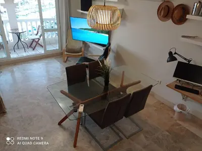 Una televisión o centro de entretenimiento en Apartamento de Calidad en Almerimar con Excelente Vista al Mar y buena Ubicacion