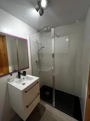 Un baño de Precioso Apto al lado del mar