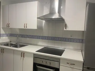 Una cocina o zona de cocina en APARTAMENTO BAJO TERRAZA URBANIZACION ACCESO DiRECTO PLAYA