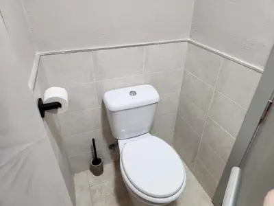 Un baño de Bajo con vistas a la piscina en Valle del Este Golf