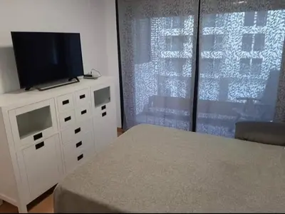 Una televisión o centro de entretenimiento en Apartamento El Ancla