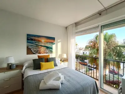 Un balcón o terraza de Tropicana Suite con salida directa al mar y piscina