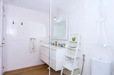 Un baño de Esencia de Mar Terraza y Piscina