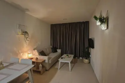 Una televisión o centro de entretenimiento en Apartamento junto al mar
