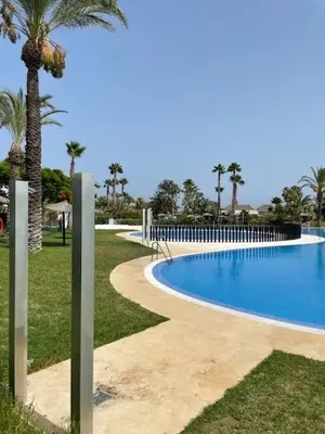 Piscina en o cerca de Bajo con jardín en primera línea de playa