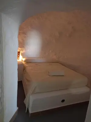 Cama o camas de una habitación en Encantadora casa-CUEVA en pleno barrio alfarero de Nijar