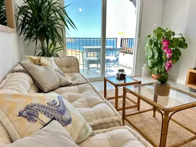 Zona de estar de Espectaculares vistas al Mediterráneo con piscina a 80 metros de la playa