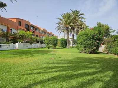 Jardín al aire libre en Apartamento Buganvilla Beach