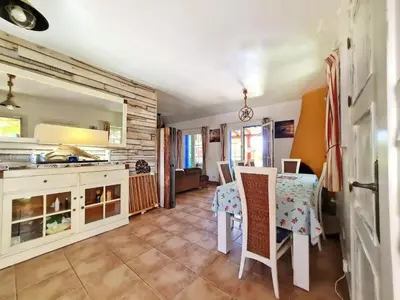 Una cocina o zona de cocina en Kokomo on the beach with heated swimming pool