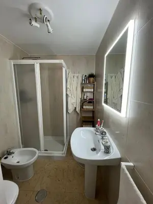 Un baño de Lovely 2 bedroom apartment near the beach