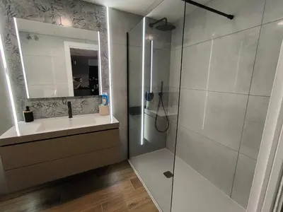Un baño de Bajo Bora Palm, Piscina Privada Climatizable, 150m playa