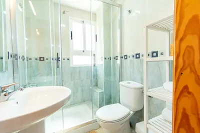 Un baño de Solarium privado en el centro de Águilas - By Aloha Palma
