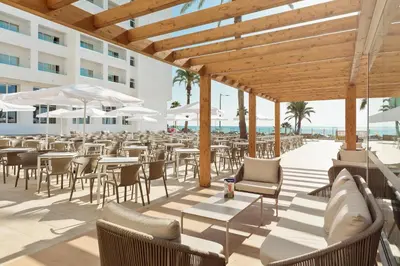 Un restaurante o sitio para comer en Hotel Best Indalo