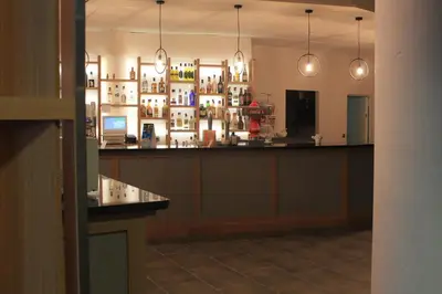 El salón o zona de bar de Advise Hotels Reina