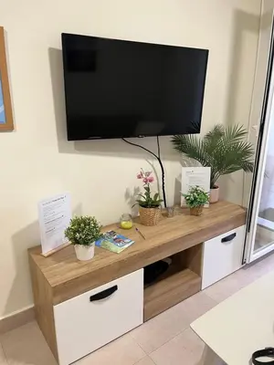 Una televisión o centro de entretenimiento en Paraíso Vera
