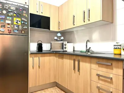 Una cocina o zona de cocina en Almerimar Amplio Apartamento de 3 Habitaciones con Piscina, pista de padel, futbol y Garaje Cubierto para 2 Coches en Altas Entinas